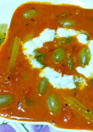 A picture of Grapes drumsticks curry.