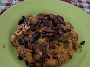 Una foto de risotto de quinoa y setas