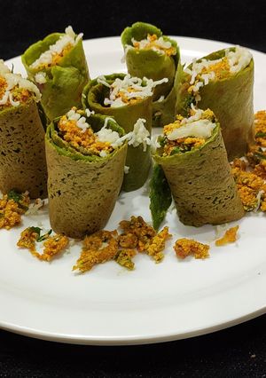 A picture of Chilli paneer stuffed spinach wrap.