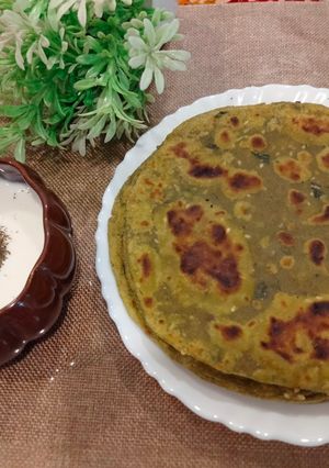 A picture of Healthy breakfast - Moringa powder paratha with lahsuni raita.