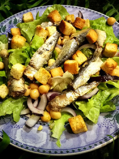 Una foto de Lechuga rizada con sardinillas, garbanzos y picatostes