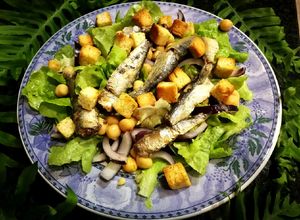 Una foto de Lechuga rizada con sardinillas, garbanzos y picatostes