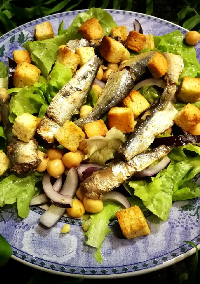 Una foto de Lechuga rizada con sardinillas, garbanzos y picatostes