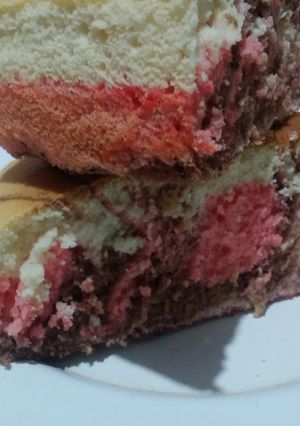 Una foto de Bizcochuelo tricolor de 3 sabores