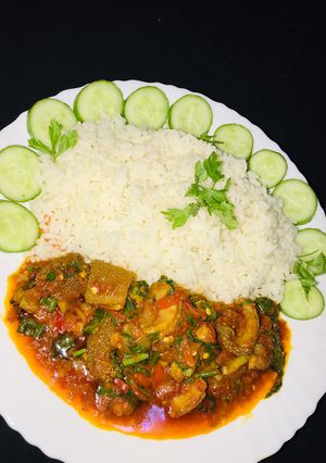 A picture of White rice with miyan alayyahu.
