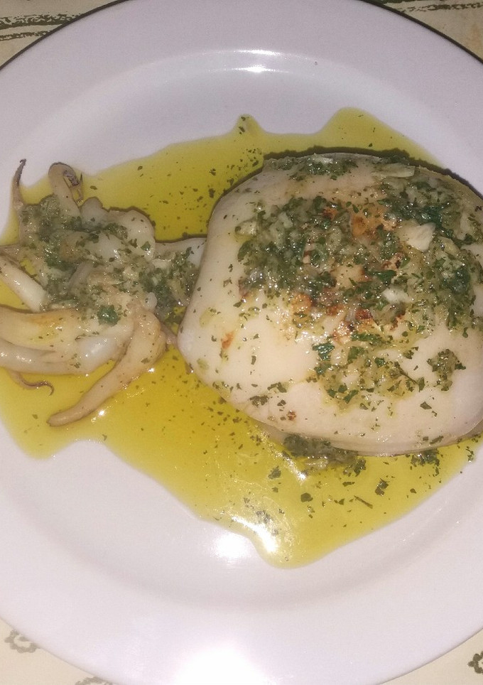 Una foto de Sepia a la plancha con ajo y perejil