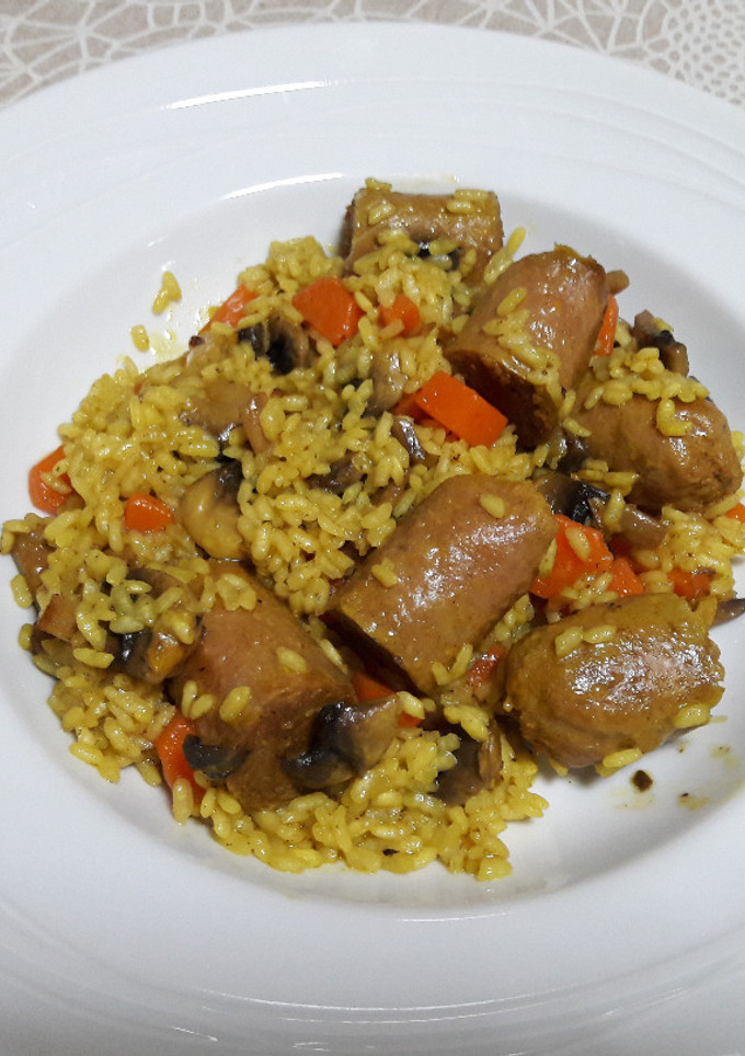 Una foto de Arroz seco con salchicha sin gluten y vegano🍚