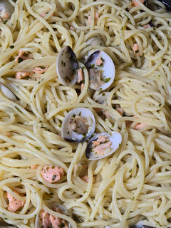 Una foto de Espaguetis con almejas y salmón ahumado