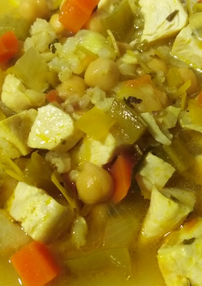 Una foto de Guisado de pollo y garbanzos