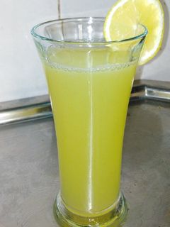 صورة لوصفة ليموناضة طبيعية