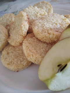 Una foto de Galletitas de coco y manzana rallada🥥🍎