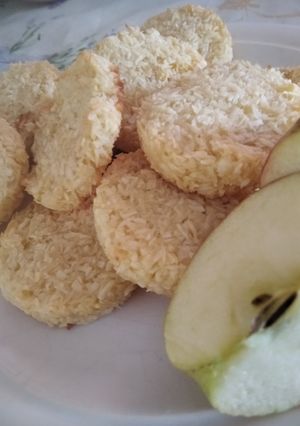 Una foto de Galletitas de coco y manzana rallada🥥🍎