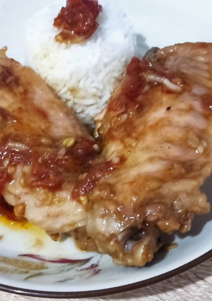 Una foto de Alas de pavo en salsa