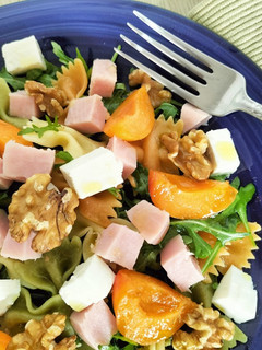 Una foto de Ensalada de pasta con fiambre de pavo, queso fresco y albaricoque