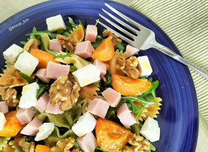 Foto principal de Ensalada de pasta con fiambre de pavo, queso fresco y albaricoque