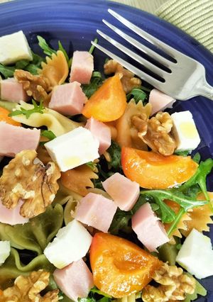 Una foto de Ensalada de pasta con fiambre de pavo, queso fresco y albaricoque