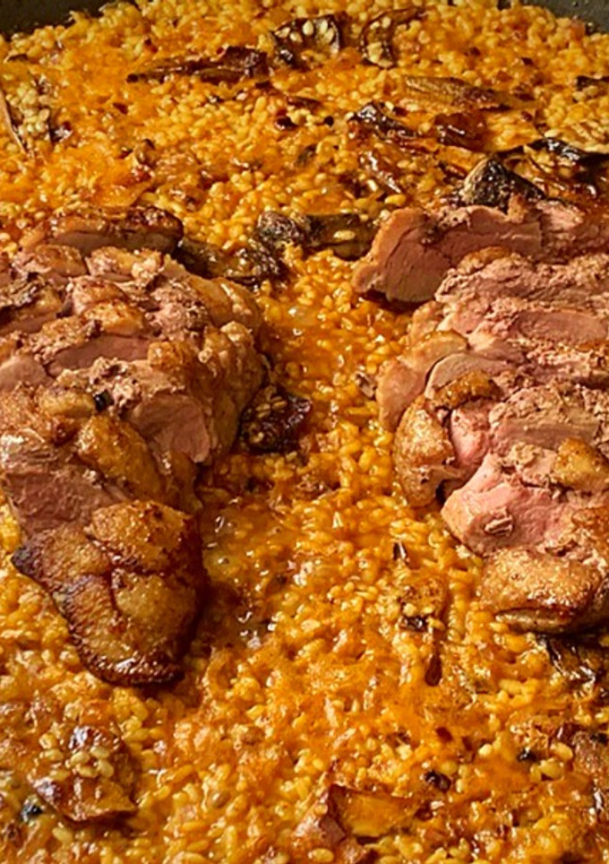 Una foto de Arroz con pato y boletus