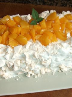 Una foto de Postre chajá de Paysandú, bizcocho  con merengues, dulce de leche y melocotones