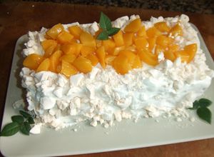 Foto principal de Postre chajá de Paysandú, bizcocho  con merengues, dulce de leche y melocotones