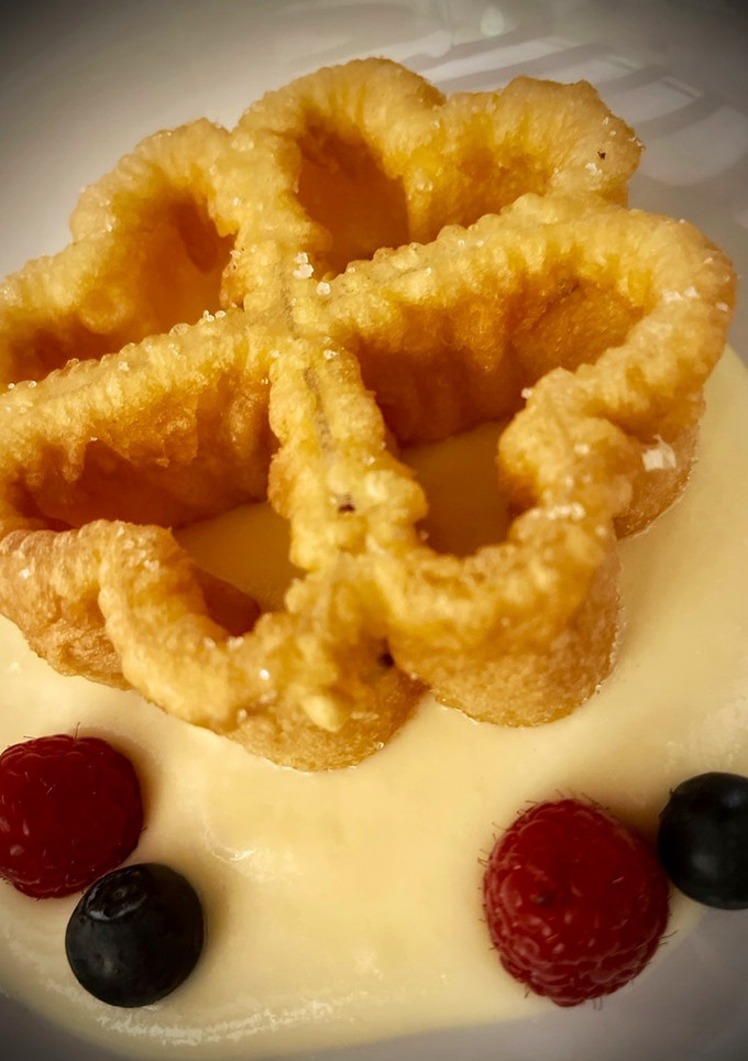Una foto de Flores de Carnaval sobre cama de crema pastelera
