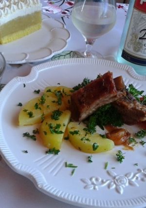Fokhagymás, fehérboros, sült sertésoldalas recept fotója