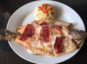 Una foto de truchas al horno al ajo