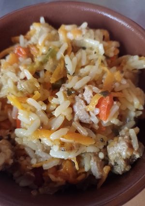 Una foto de Guiso de carne de cerdo con arroz y vegetales