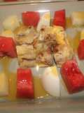 Tortilla de espárragos invertida con queso, melón y sandía