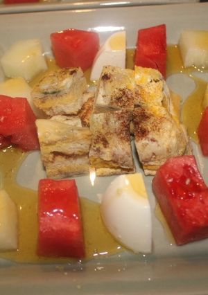 Una foto de Tortilla de espárragos invertida con queso, melón y sandía
