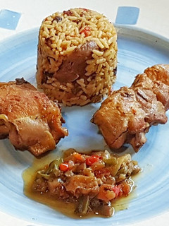 Una foto de Tajine de Pollo al curry con arroz, jengibre y verduras