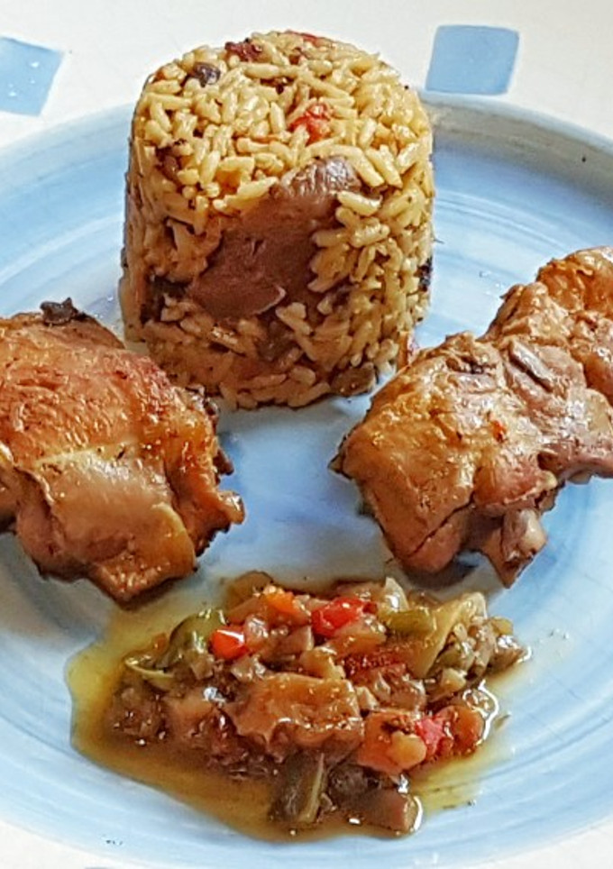 Una foto de Tajine de Pollo al curry con arroz, jengibre y verduras