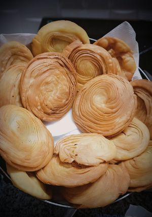 સાતપડી ફરસી પૂરી (Satpadi Farsi Poori Recipe In Gujarati) રેસીપી મુખ્ય ફોટો