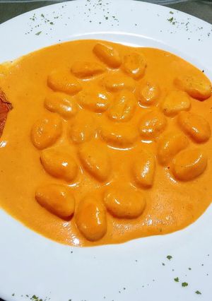 Una foto de Ñoquis con salsa de piquillos y queso de cabra