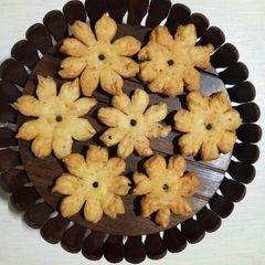 A picture of Flower shape Mathri.