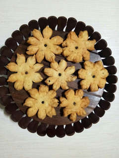 A picture of Flower shape Mathri.