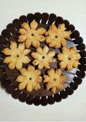 A picture of Flower shape Mathri.