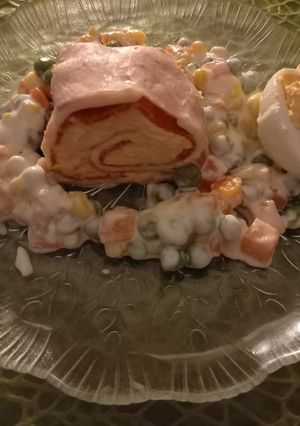 Sonkatekercs zöldség ágyon recept fotója