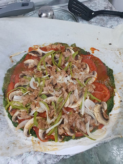 Una foto de Pizza con base de espinaca