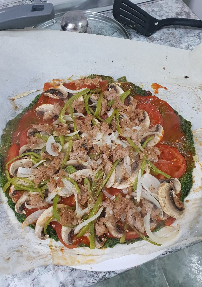 Una foto de Pizza con base de espinaca