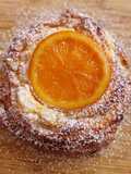 Rollito de crema y piñones con naranja confitada