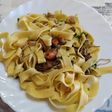 Tallarines con gambas, gulas y mejillones