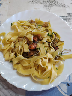 Una foto de Tallarines con gambas, gulas y mejillones