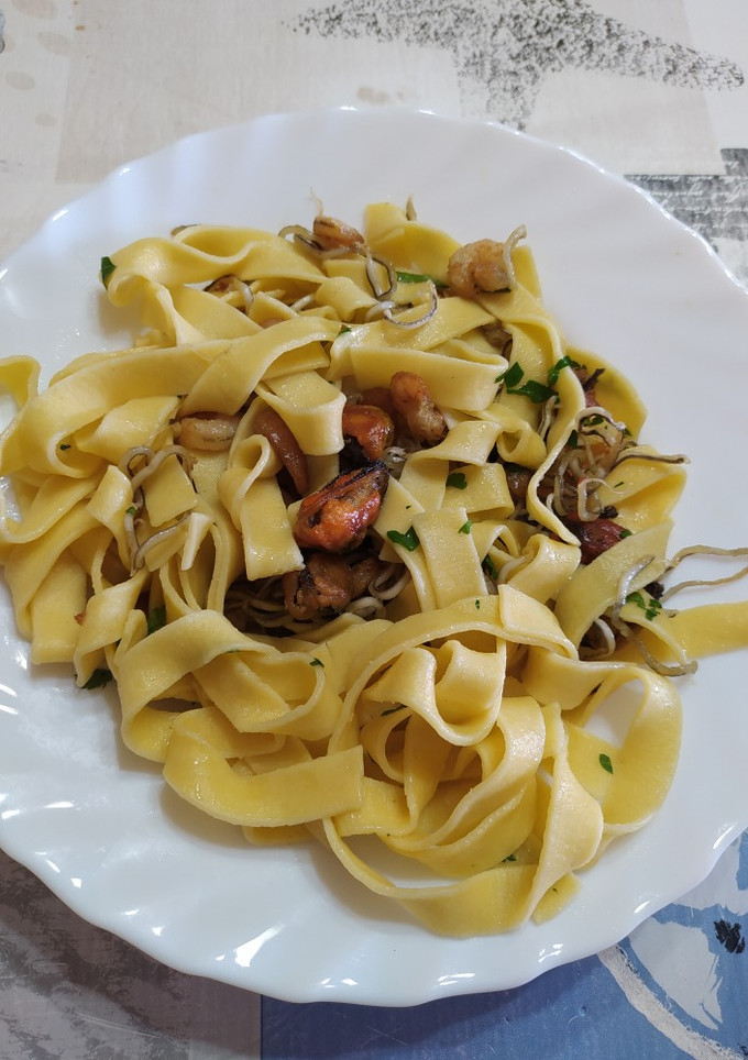 Una foto de Tallarines con gambas, gulas y mejillones