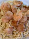 Pasta alfredo con camarones y sazón cajun