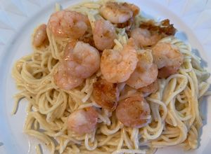 Una foto de Pasta alfredo con camarones y sazón cajun
