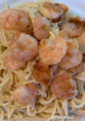 Una foto de Pasta alfredo con camarones y sazón cajun