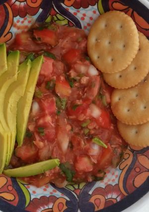 Una foto de Atún estilo cocktail jarocho