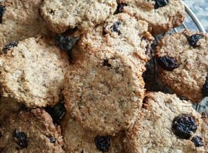 Una foto de Galletas de avena, harina de garbanzo y pasas