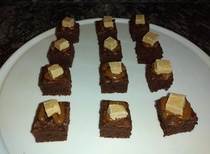 Una foto de Brownie estilo petit fours