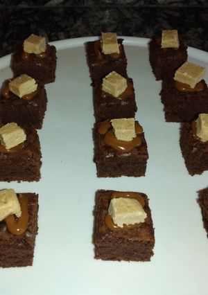 Una foto de Brownie estilo petit fours